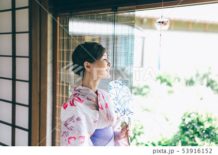 縁側で涼む浴衣の女性 縁側で涼む浴衣の女性 53916152
