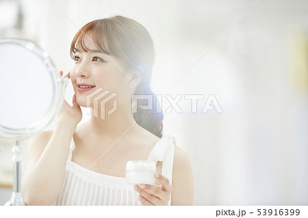 女性　ビューティー 53916399