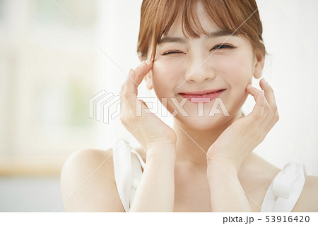 女性　ビューティー 53916420