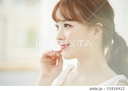 女性　ビューティー 53916422