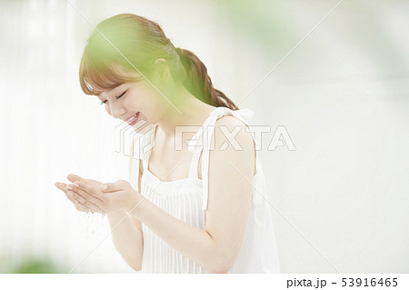 女性　ビューティー 53916465