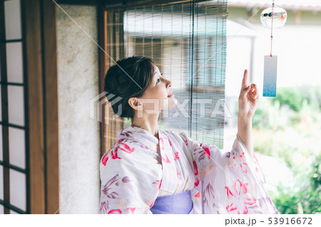 縁側で涼む浴衣の女性 縁側で涼む浴衣の女性 53916672