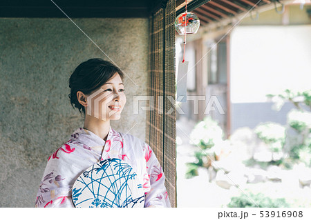 縁側で涼む浴衣の女性 53916908