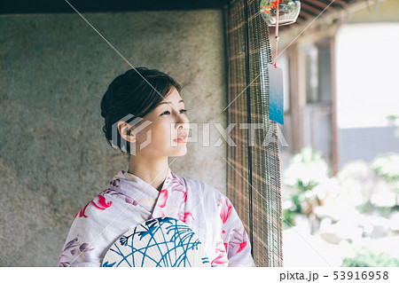 縁側で涼む浴衣の女性 53916958