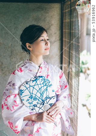 縁側で涼む浴衣の女性 53916962