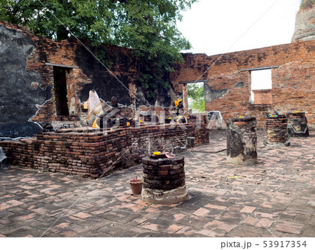 Buddha head in Wat Worachet, Ayutthaya, Thailand. 53917354
