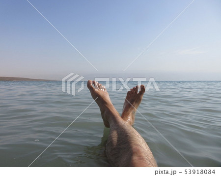 イスラエルの死海で浮遊する人 イスラエルの死海で浮遊する人 53918084