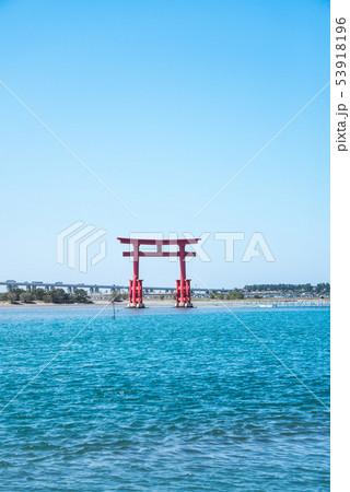 浜名湖に建つ赤い鳥居 浜名湖に建つ赤い鳥居 53918196