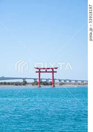浜名湖に建つ赤い鳥居 53918197