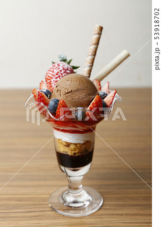 イチゴとチョコレートアイスのパフェ Strawberry and Ice Cream parfait イチゴとチョコレートアイスのパフェ Strawberry and Ice Cream parfait 53918702
