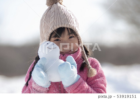 雪原で雪だるまを持つ女の子 53919151