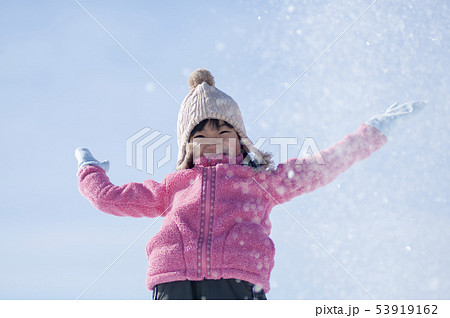 雪で遊ぶ笑顔の女の子 53919162