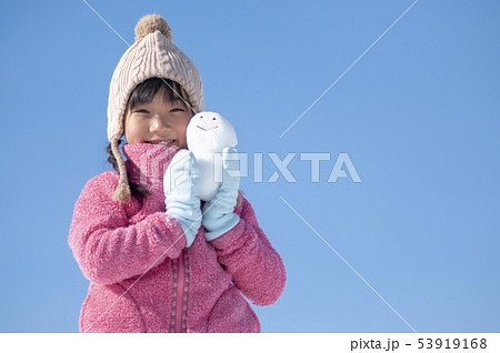 雪だるまを持つ笑顔の女の子 雪だるまを持つ笑顔の女の子 53919168