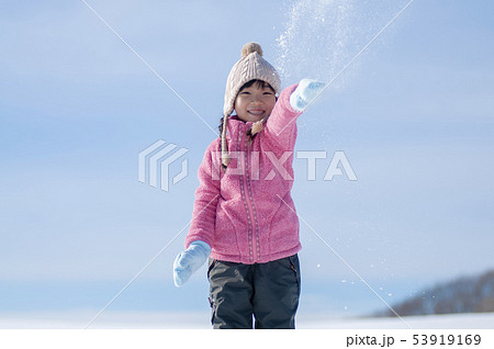 雪で遊ぶ笑顔の女の子 雪で遊ぶ笑顔の女の子 53919169