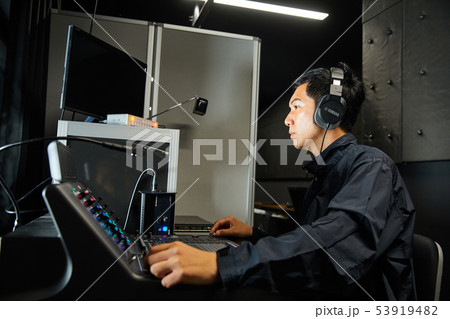 若い男性 舞台 オペレーター 若い男性 舞台 オペレーター 53919482