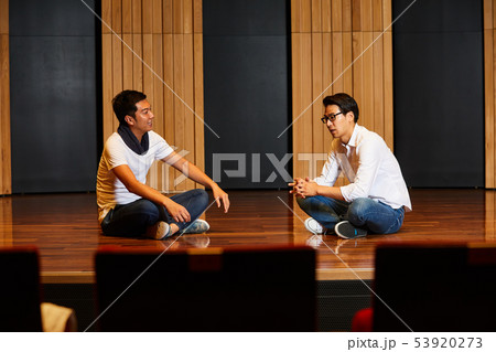 若い男性　舞台　練習 53920273