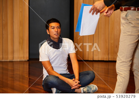 若い男性 舞台 練習 若い男性 舞台 練習 53920279