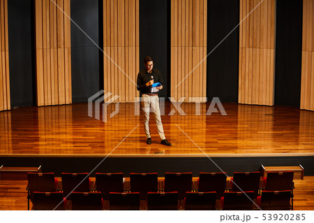 若い男性 舞台 練習 若い男性 舞台 練習 53920285