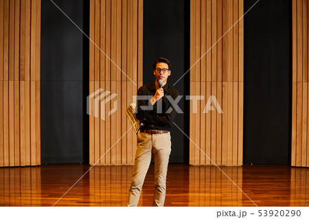 若い男性　舞台　練習 53920290