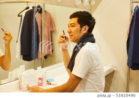 若い男性 舞台裏 楽屋 若い男性 舞台裏 楽屋 53920490