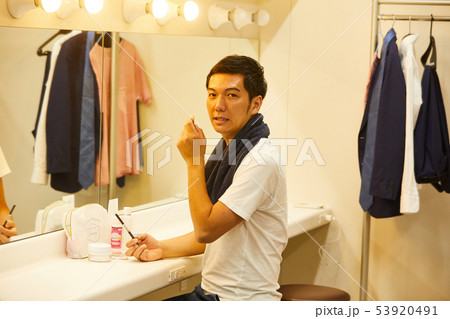 若い男性 舞台裏 楽屋 若い男性 舞台裏 楽屋 53920491