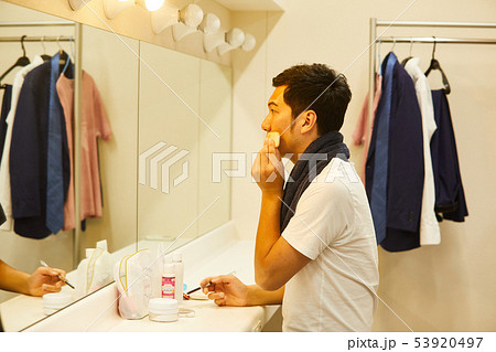 若い男性 舞台裏 楽屋 若い男性 舞台裏 楽屋 53920497