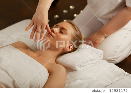 Gentle master in white uniform choosing special dots on the face 53921172