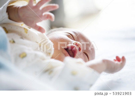 寝かされた赤ちゃんがバタバタしている 53921903