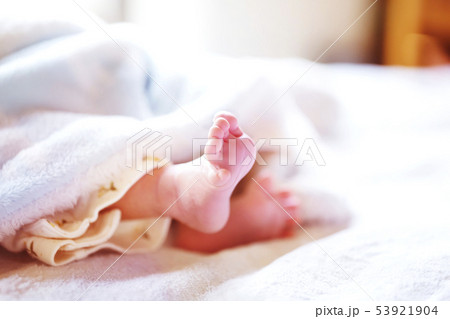 生後2週間の赤ちゃんの足 53921904
