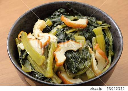 小松菜の炊いたん。(「炊いたん(たいたん)」は、炊いたもの・煮たものを表す関西の言葉。) 53922352