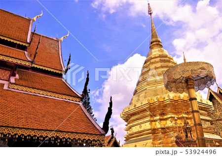 黄金色に輝くタイ仏教寺院の仏塔・イメージ （チェンマイ）の写真素材