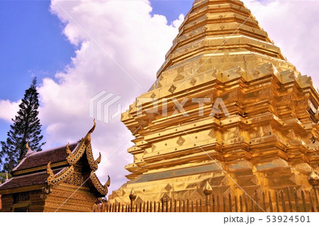 黄金色に輝くタイ仏教寺院の仏塔・イメージ (チェンマイ) 黄金色に輝くタイ仏教寺院の仏塔・イメージ (チェンマイ) 53924501