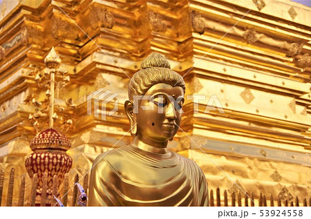 黄金色に輝くタイ仏教寺院の仏塔と仏像・イメージ (チェンマイ) 黄金色に輝くタイ仏教寺院の仏塔と仏像・イメージ (チェンマイ) 53924558