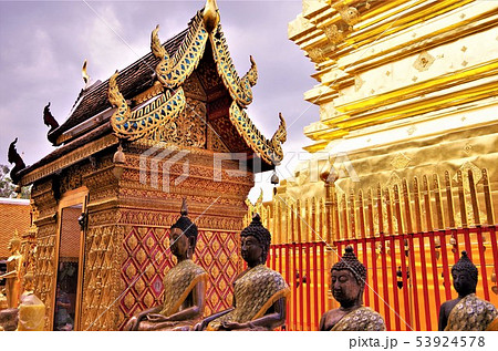 黄金色に輝くタイ仏教寺院の仏塔と仏像・イメージ （チェンマイ）の