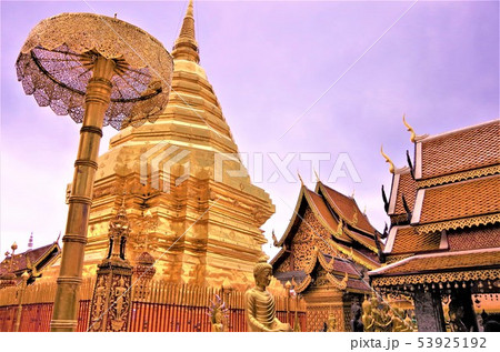 華やかな雰囲気のタイ仏教寺院・イメージ (チェンマイ) 華やかな雰囲気のタイ仏教寺院・イメージ (チェンマイ) 53925192