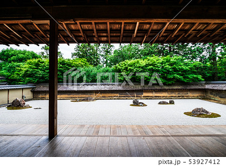 京都 龍安寺 石庭 全景の写真素材