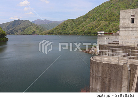 ダム湖(岐阜県・徳山湖) ダム湖(岐阜県・徳山湖) 53928263