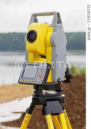 The tachymeter is used in the field to determine the coordinates 53928552