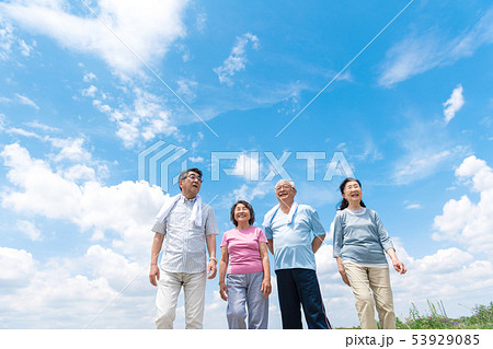 シニア、運動、散歩、青空 シニア、運動、散歩、青空 53929085