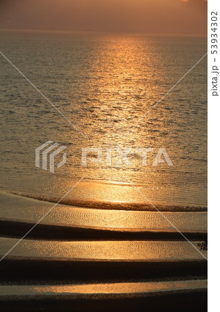 御輿来(おこしき)海岸の夕景･砂干潟（宇土半島 北岸／熊本県宇土市下網田町） 53934302