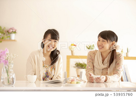 ティータイムを楽しむ2人の女性 53935760