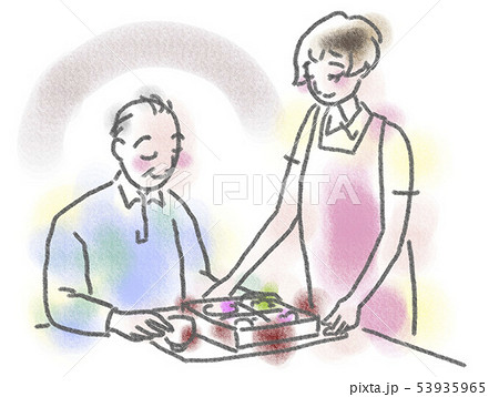 施設スタッフが老人の食事のサービスをしている 施設スタッフが老人の食事のサービスをしている 53935965