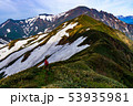 谷川岳主稜線を歩く登山者 53935981