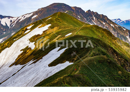 谷川岳主稜線を歩く登山者 53935982