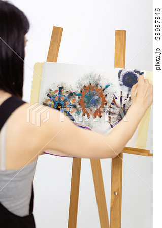 Artist painting on an easel 53937346