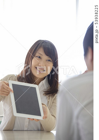 受付の女性 53938225