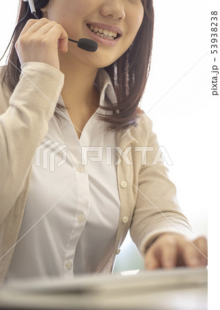 電話応対をするオペレーター 電話応対をするオペレーター 53938238