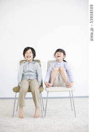 椅子に座る笑顔の子供 椅子に座る笑顔の子供 53938509