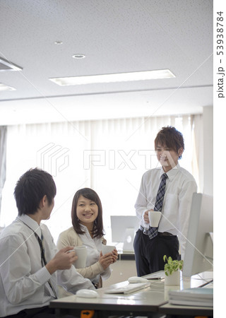 オフィスで休憩するビジネスマン オフィスで休憩するビジネスマン 53938784
