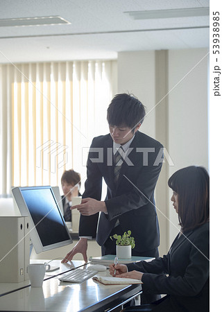 新入社員を指導するビジネスマン 53938985